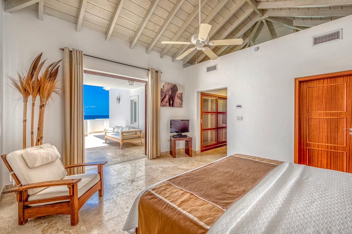 Pool Villa rental St Martin - Bedroom with balcony 2